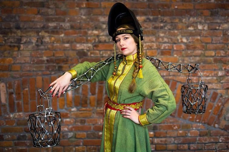 Королева сварки из России создает сумочки и скульптуры из арматуры