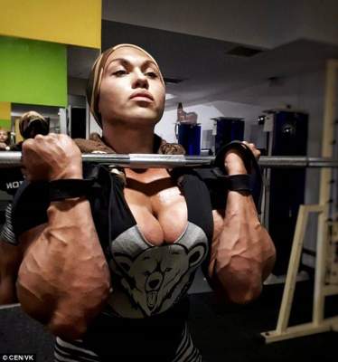 Сеть удивила миловидная девушка с огромными мышцами. Фото