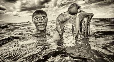 Фотограф показал исчезающий мир морских цыган. Фото