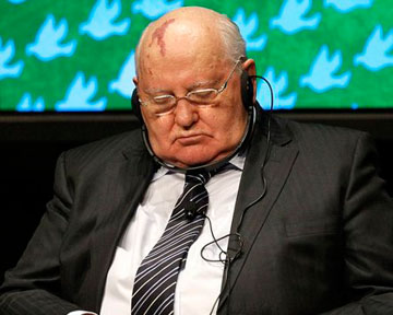 Горбачев заснул на саммите лауреатов Нобелевской премии мира