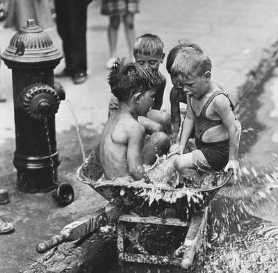 Уличные развлечения детей прошлого века. Фото