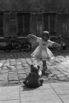 Уличные развлечения детей прошлого века. Фото