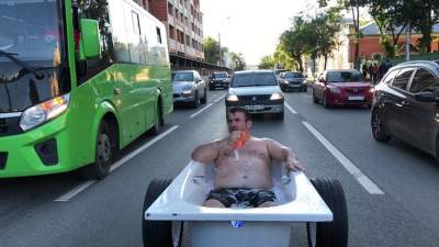 Полуобнаженный россиянин решил прокатиться по улицам в ванной