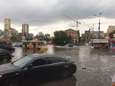 Улицы Киева превратились в реки. Видео