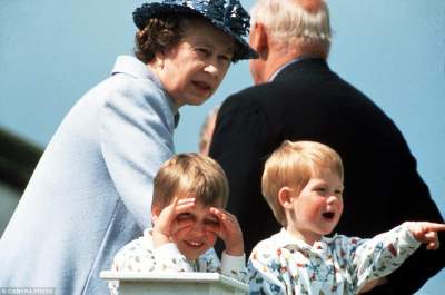 Трогательные семейные портреты Елизаветы II и ее внуков. Фото 