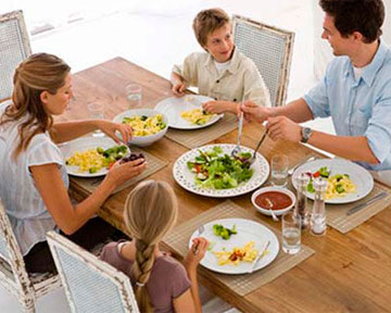 Обеды в кругу семьи спасают детей от ожирения