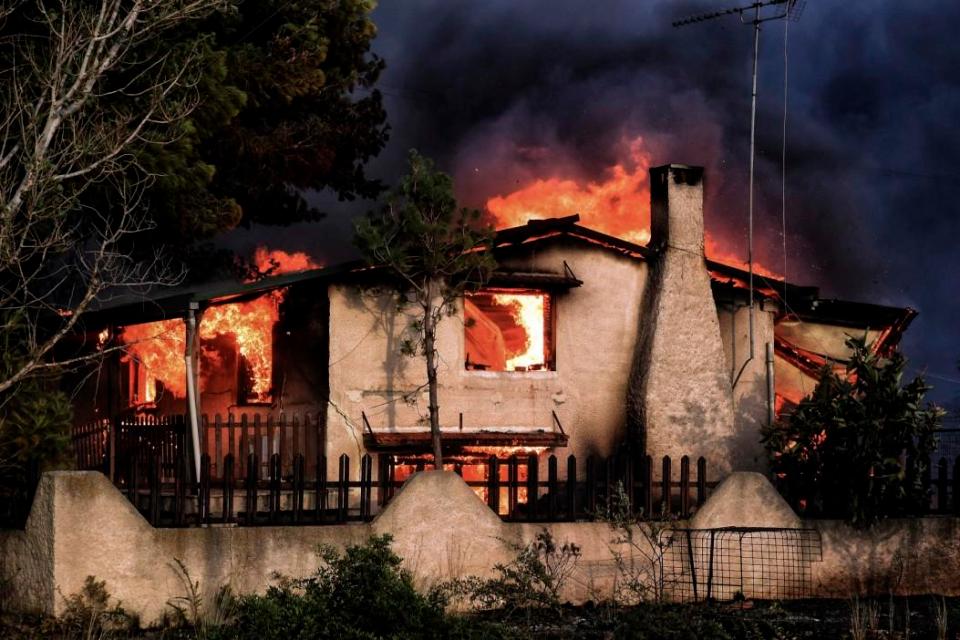 Пожары бушуют в Греции