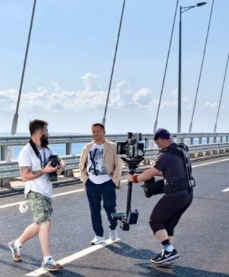 "Лишь бы мост не упал!": Сеть потешается над любимым певцом Путина на Крымском мосту