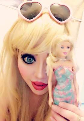 В Сети отыскали девушку, похожую на копию куклы. Фото
