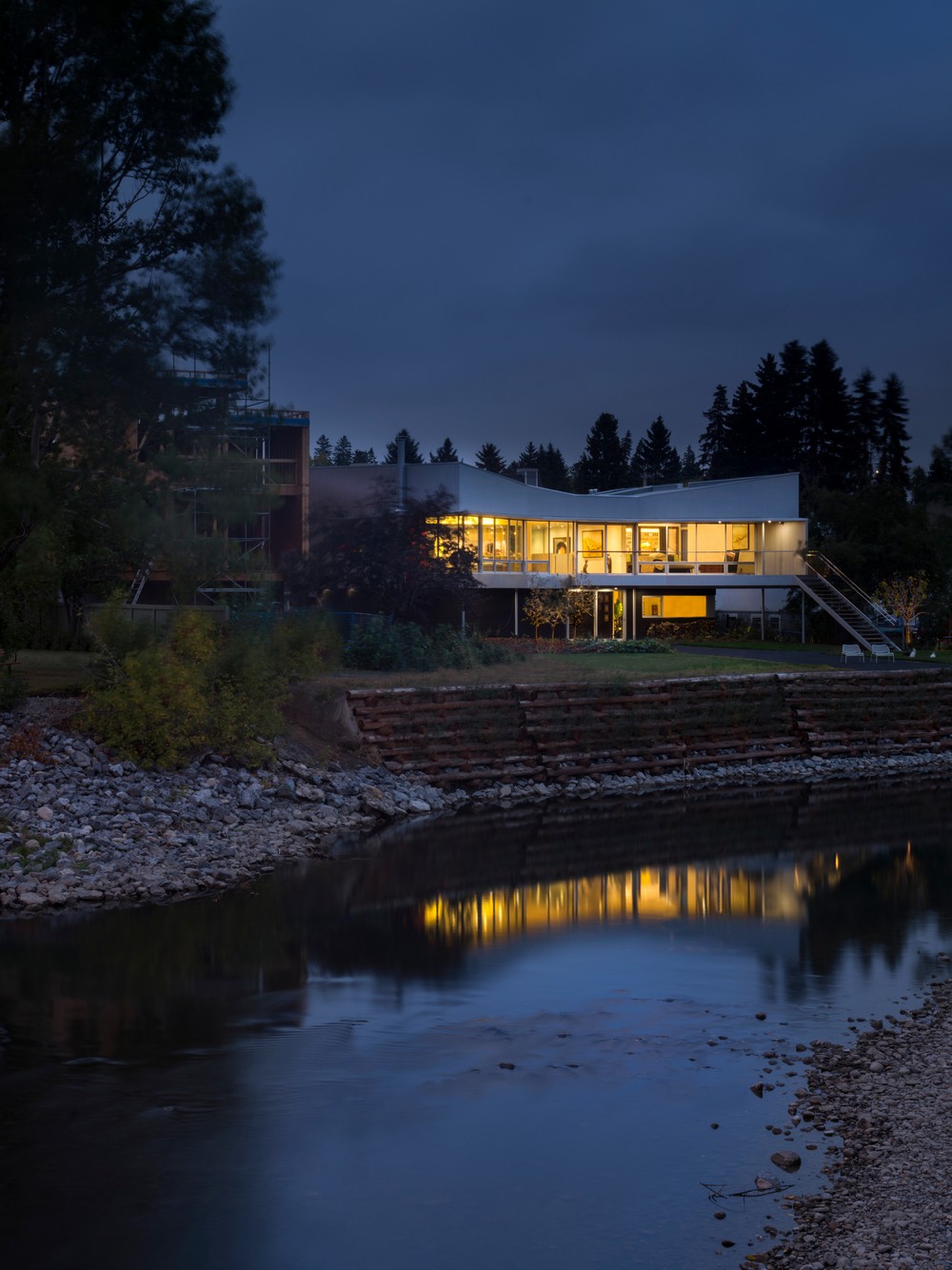 Современный дом у реки в Канаде