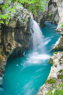 Изумрудная красавица - самая красивая река Словении. Фото