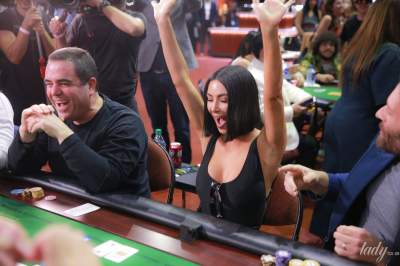 Ким Кардашьян провела турнир по покеру с родственниками