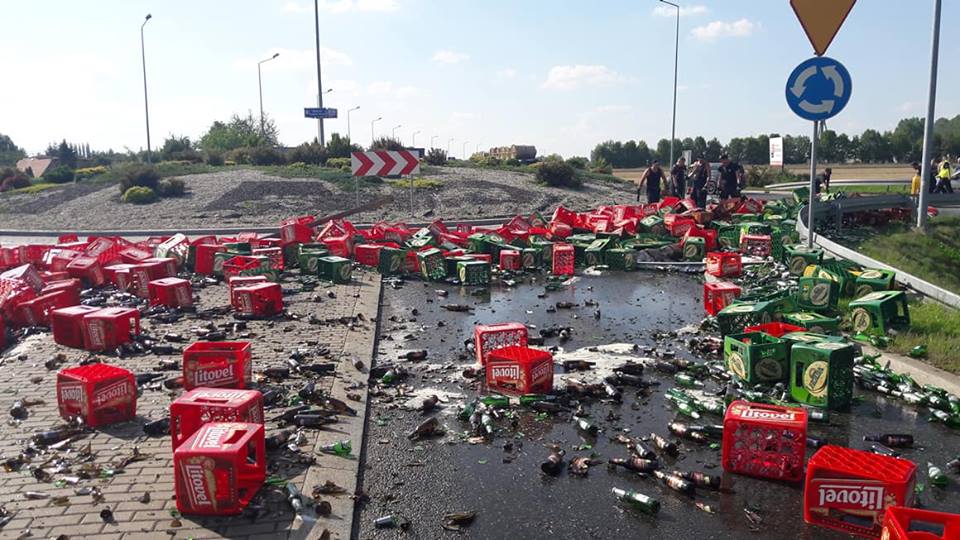 В Польше сотни бутылок пива оказались на дороге