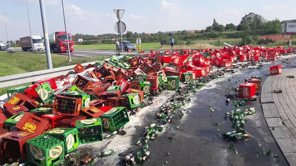 В Польше сотни бутылок пива оказались на дороге