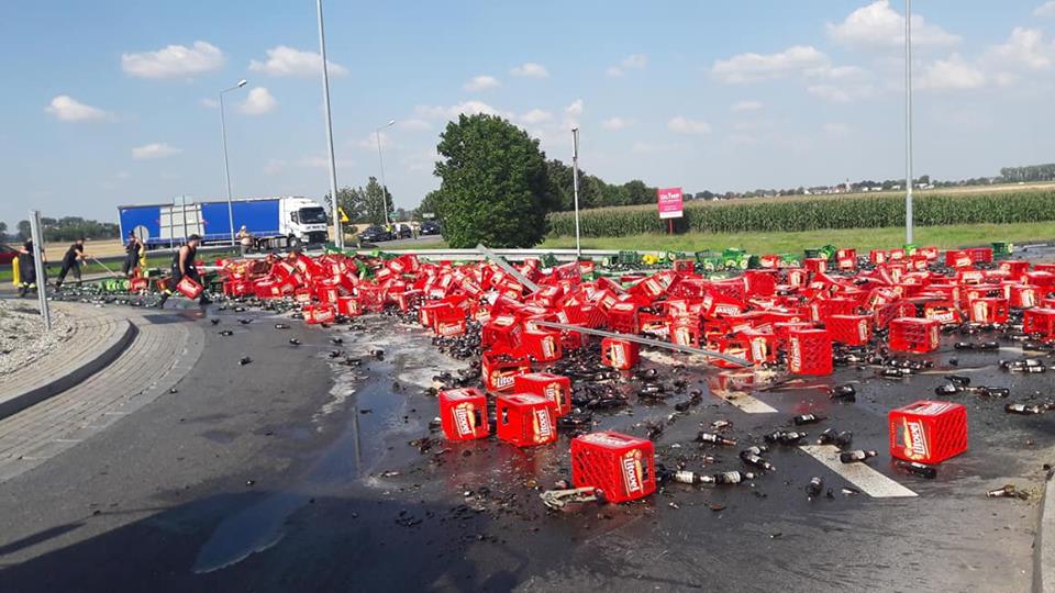 В Польше сотни бутылок пива оказались на дороге