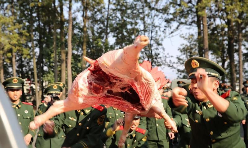 В Китае фермеры и рабочие поддерживают солдат тушами поросят