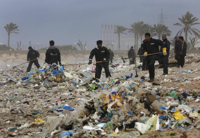 Пляжи Бейрута, заваленные мусором