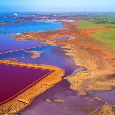 Наводнение окрасило австралийское озеро во все цвета радуги. Фото