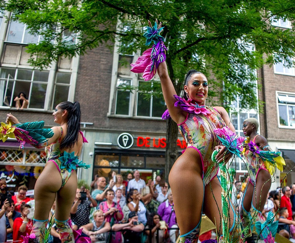 Яркий карнавал на улицах Роттердама