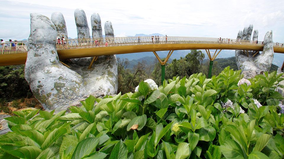 Необычный мост открыли во Вьетнаме