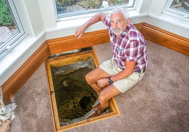 Пенсионер обнаружил под полом своего дома колодец