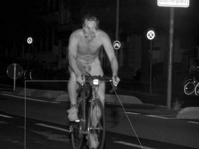 Курьез дня: в Германии мужчина прокатился голышом на велосипеде