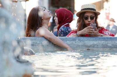 Горячая пора: европейцы спасаются от изнуряющей жары в фонтанах. Фото