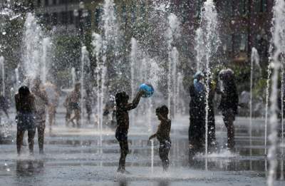 Горячая пора: европейцы спасаются от изнуряющей жары в фонтанах. Фото