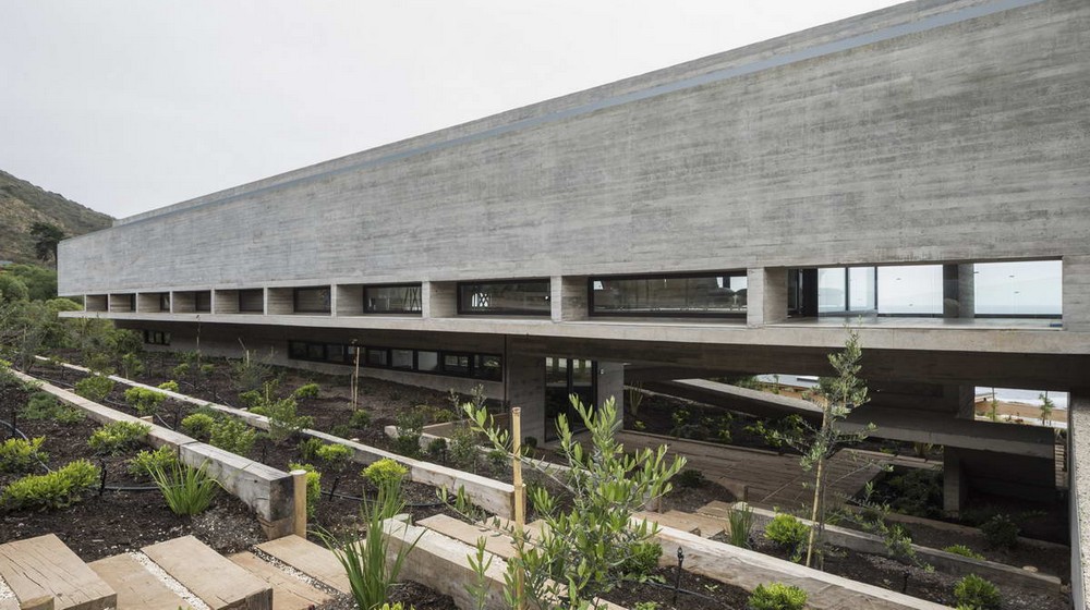 Необычный бетонный дом на берегу океана в Чили