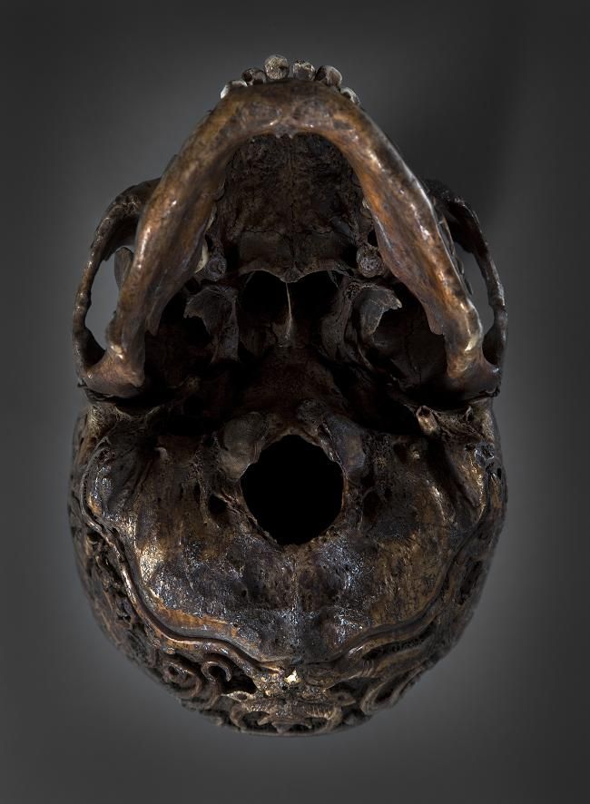 300-летний тибетский резной череп из антикварного магазина