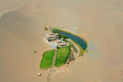 Жемчужина в дюнах: озеро Полумесяца в пустыне Гоби. Фото