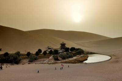 Жемчужина в дюнах: озеро Полумесяца в пустыне Гоби. Фото