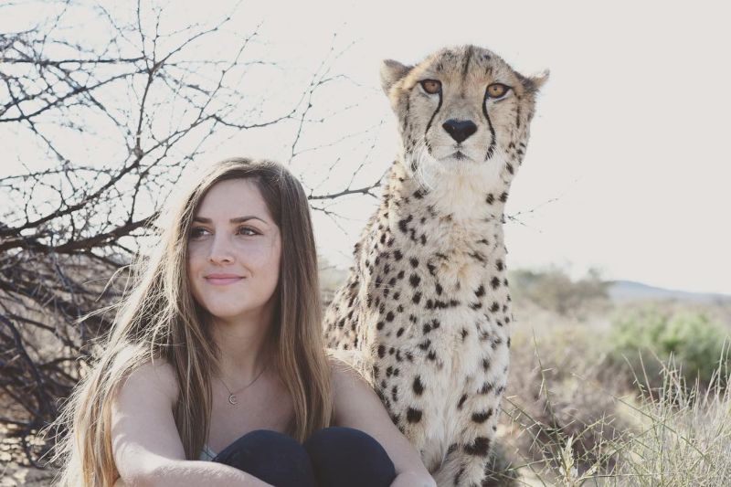 Девушка согласилась жить в африканской саванне среди гепардов