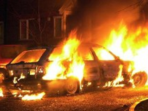 Анархисты из группы "Сосиска" сожгли автомобиль еврочиновника, который занимается помощью Греции