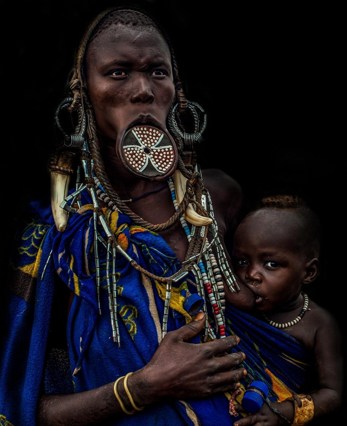 Женщины из эфиопского племени Мурси носят диски в нижней губе