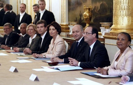 Французский президент урезал себе и министрам зарплату на 30%