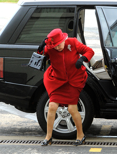 Дырявые ботинки и публичная эротика от Меган Маркл: самые курьезные ситуации королевской семьи