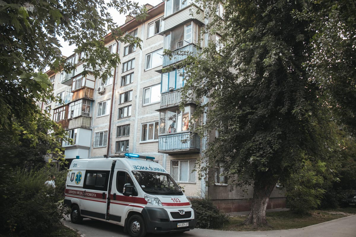 В Киеве голый неадекват выпал из окна