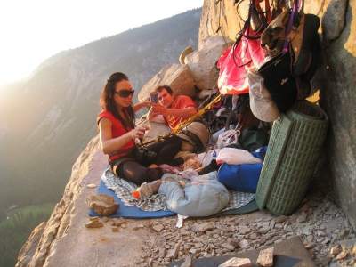 Полный релакс: снимки отдыхающих альпинистов на заоблачной высоте. Фото