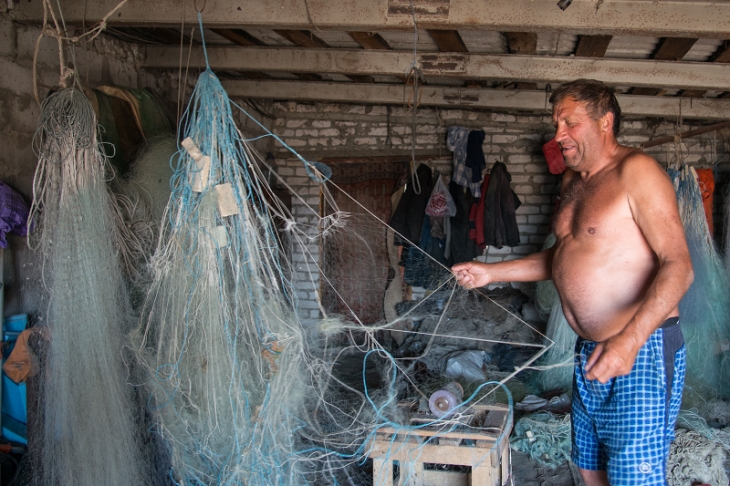 Смотреть в глаза опасности ежедневно: Как война разрушила жизнь рыбаков на берегу Азовского моря