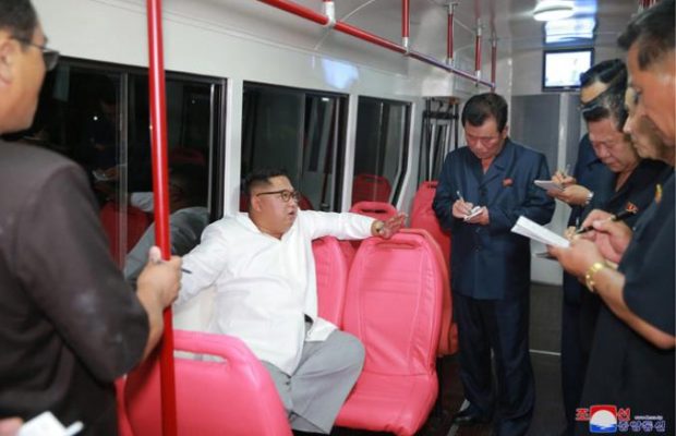 Ким Чен Ын протестировал новый трамвай КНДР с нежно-розовым салоном