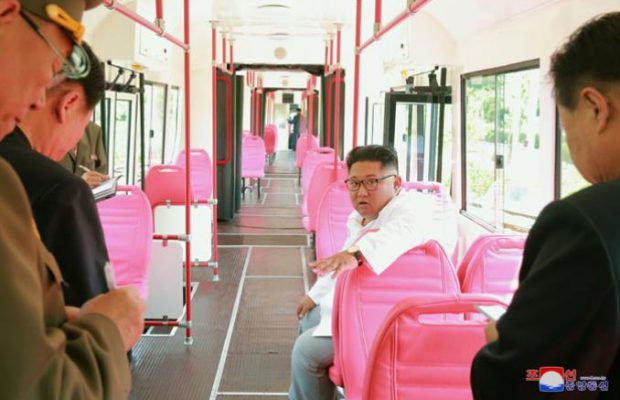 Ким Чен Ын протестировал новый трамвай КНДР с нежно-розовым салоном