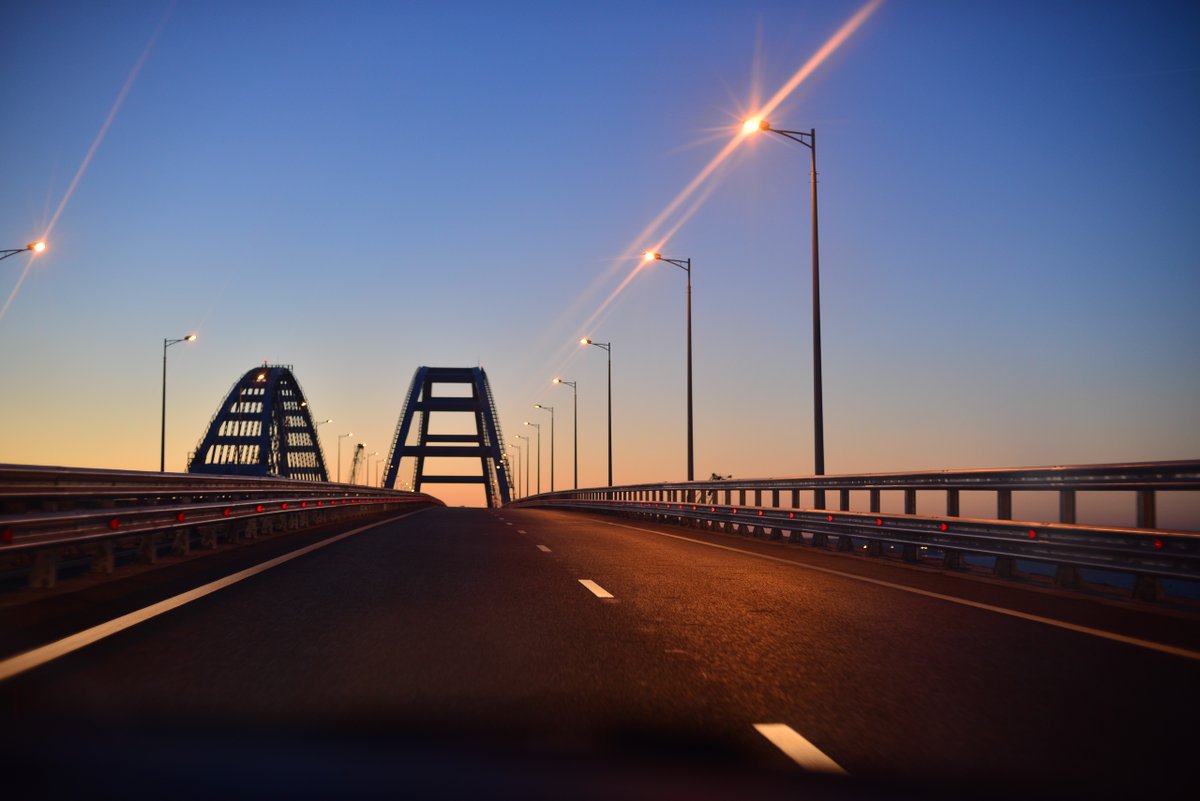 В сети смеются над «бешеным трафиком» на путинском мосту в оккупированном Крыму