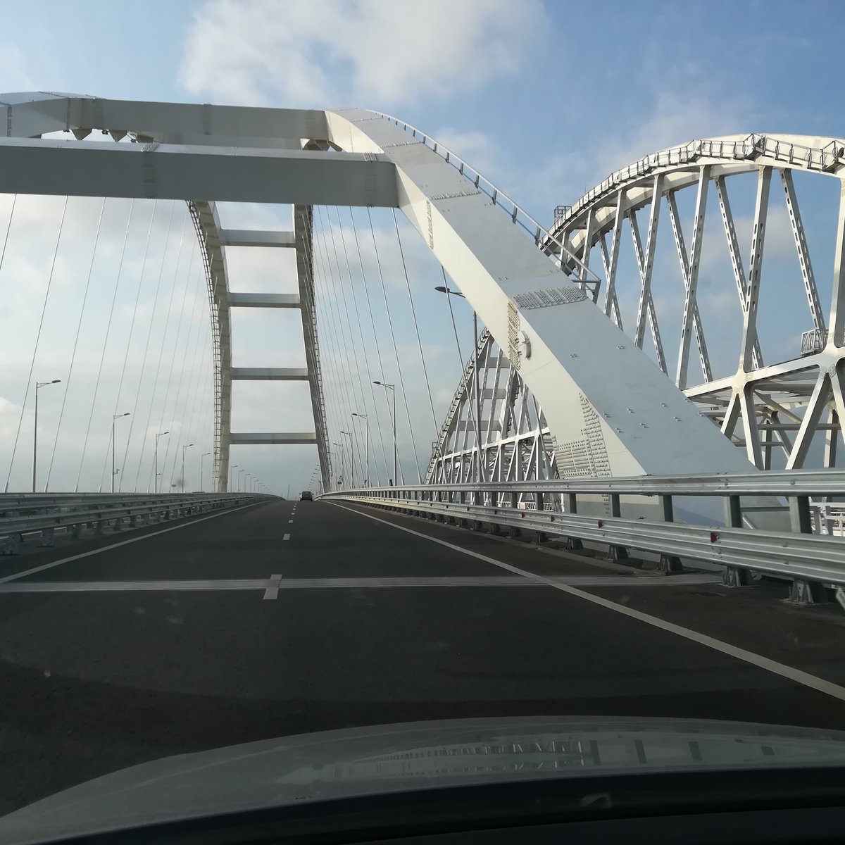 В сети смеются над «бешеным трафиком» на путинском мосту в оккупированном Крыму