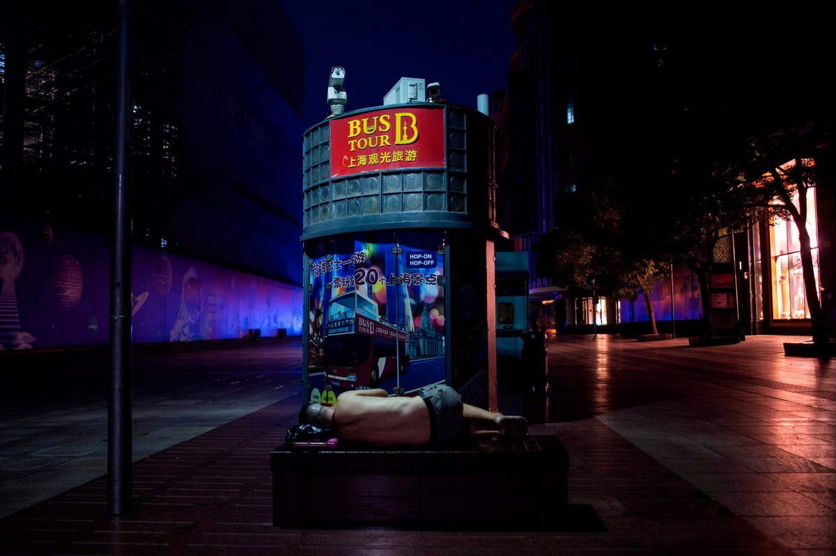 Уставшие шанхайцы спят на скамейках