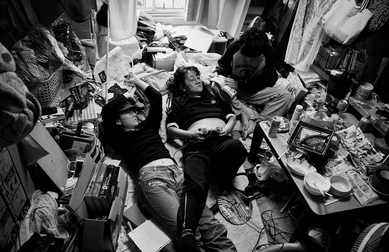 Фотограф показал, как живется всемером в крохотной комнатушке