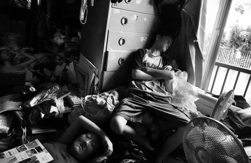 Фотограф показал, как живется всемером в крохотной комнатушке