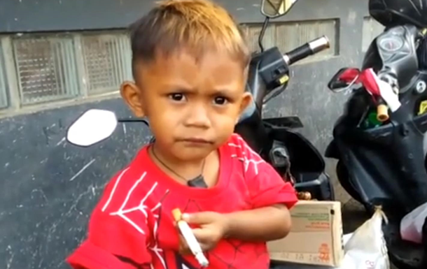 В Индонезии малыш курит 40 сигарет в день. ВИДЕО