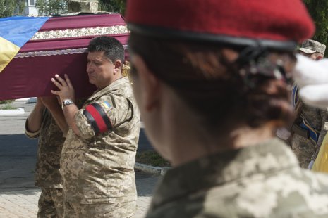 С воином Александром Буйвало, погибшим в 2014 году на Луганщине в результате ракетного обстрела с территории РФ, простились в Сумах 02