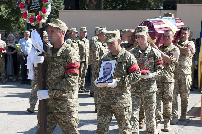С воином Александром Буйвало, погибшим в 2014 году на Луганщине в результате ракетного обстрела с территории РФ, простились в Сумах 09
